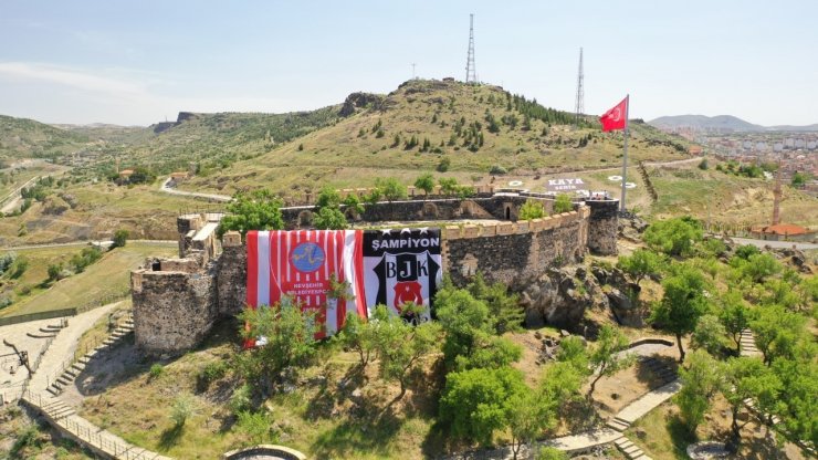 Nevşehir Kalesi’ne dev Beşiktaş bayrağı asıldı