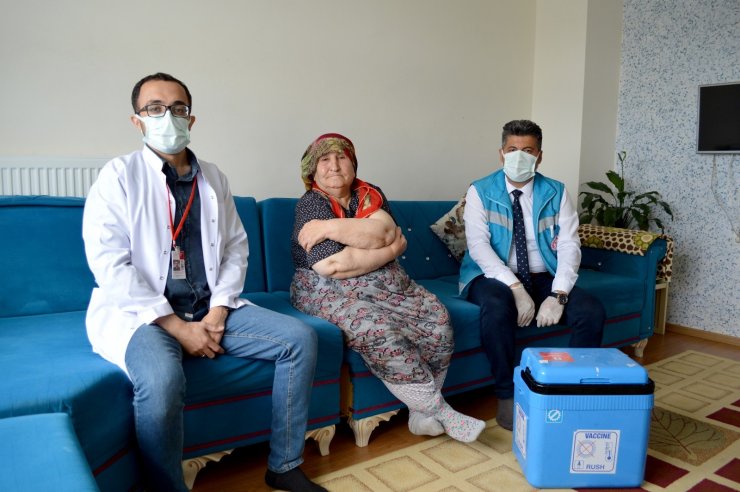 Oğlunun ikna ettiği 91 yaşındaki Raziye nine covid-19 aşısını evinde oldu