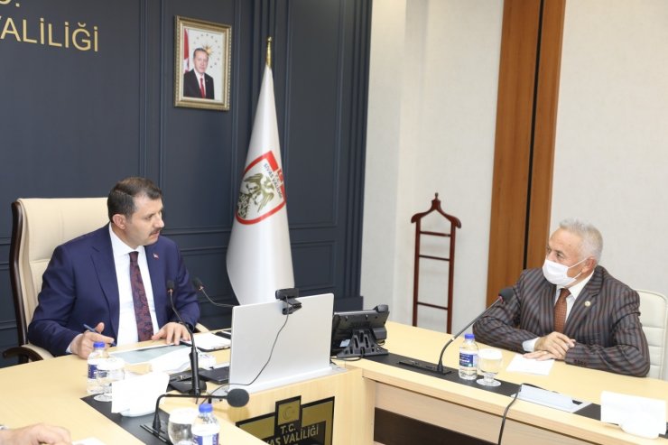 Çiftçiler yaralarına merhem arıyor