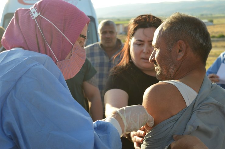 Tarımın bel kemiği işçiler çadırlarında aşılandı