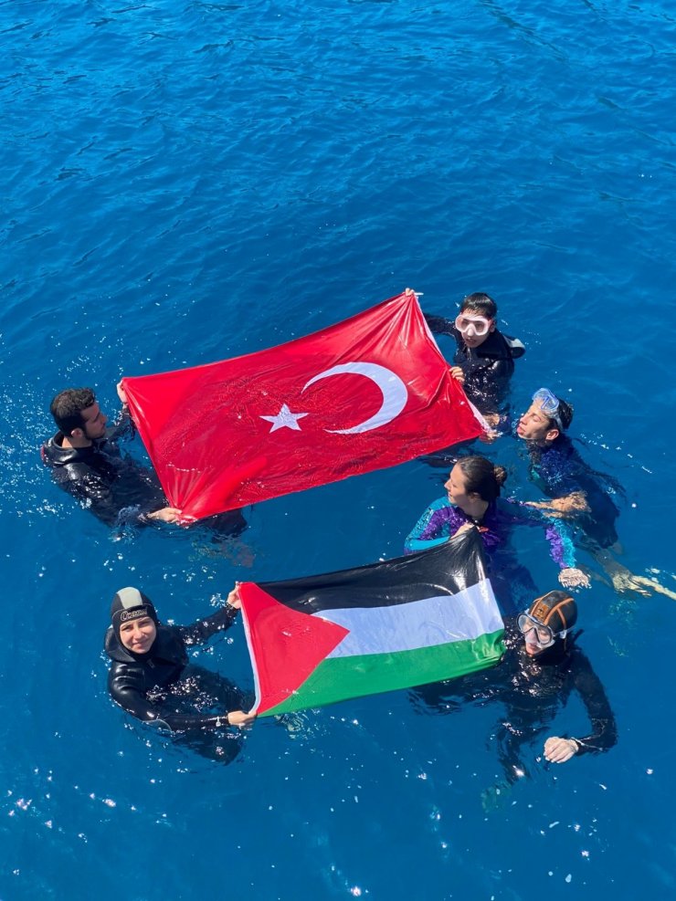 TDV gönüllüleri dalış yaparak Filistin bayrağı açtı