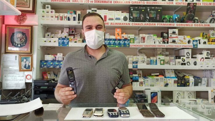 Bir hafta bitmeyen şarjlı cep telefonları halen tercih ediliyor