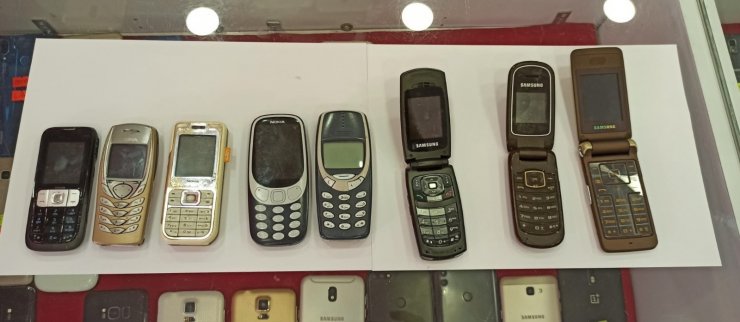 Bir hafta bitmeyen şarjlı cep telefonları halen tercih ediliyor