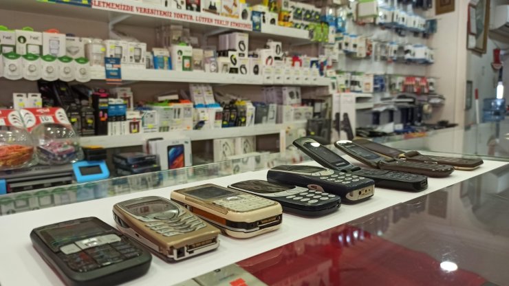 Bir hafta bitmeyen şarjlı cep telefonları halen tercih ediliyor