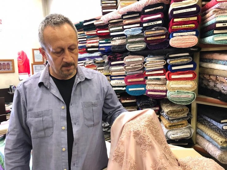 Hazır giyimde ürün bulamayanlar kumaşçıların yolunu tuttu
