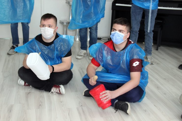 Özel eğitim öğrencileri, çevre bilinci için plastik enstrümanlarla ritim tuttu