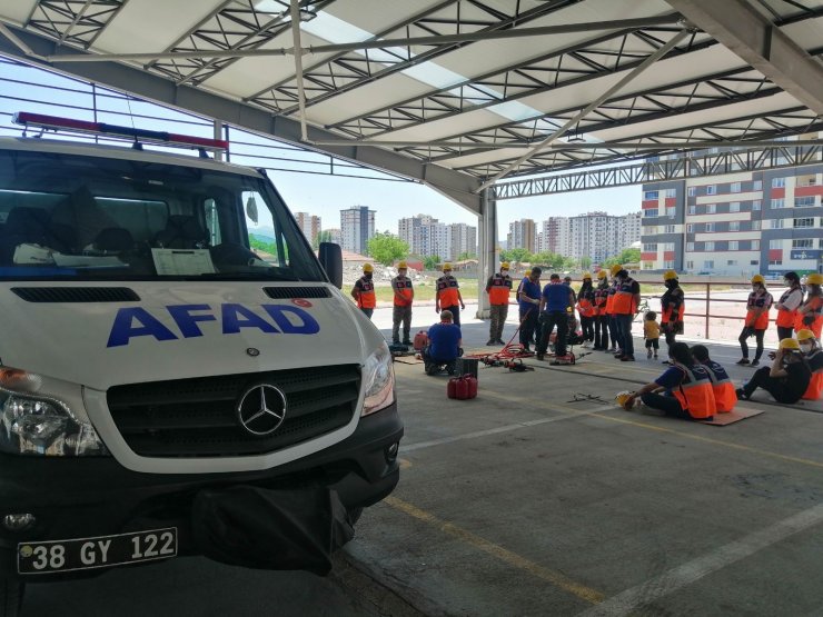Destek AFAD gönüllülerine enkazda arama kurtarma eğitimi