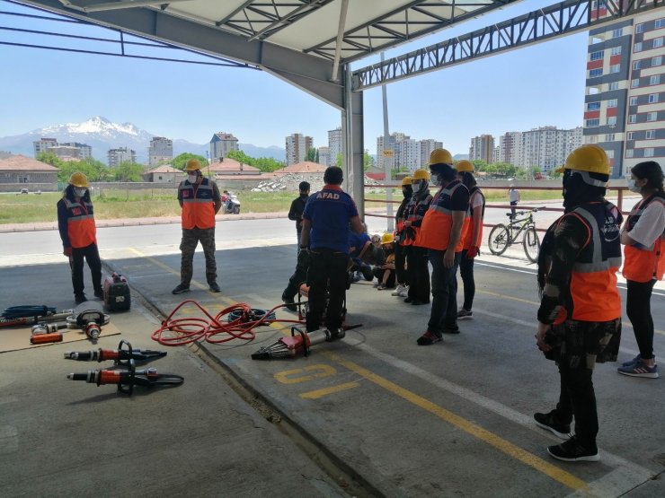 Destek AFAD gönüllülerine enkazda arama kurtarma eğitimi