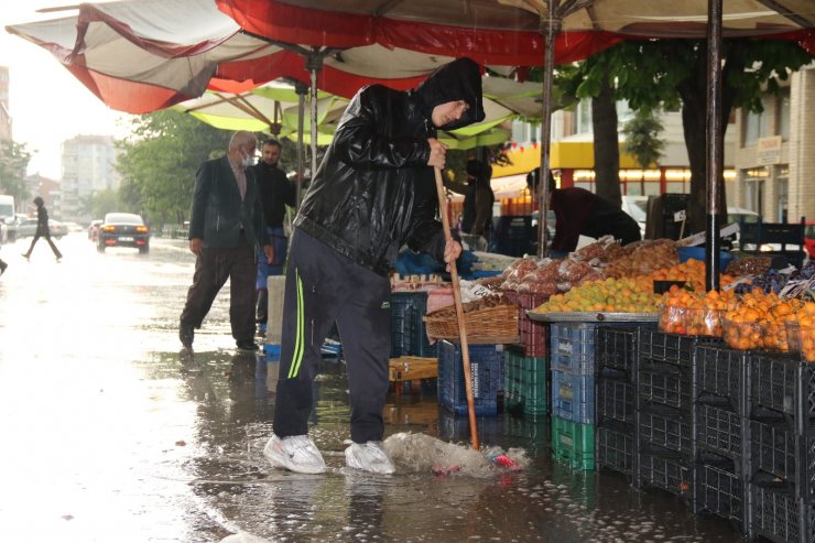 Altyapı sorunu olan caddede pazar esnafının yağmur çilesi