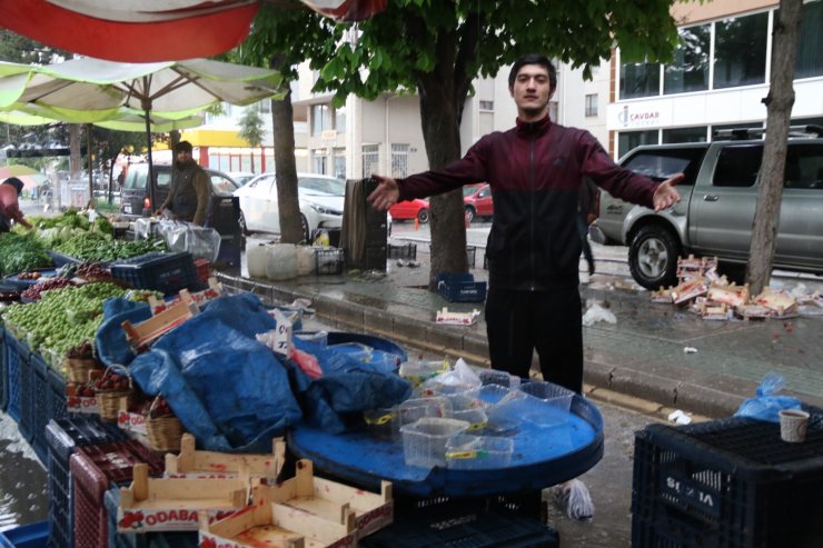 Altyapı sorunu olan caddede pazar esnafının yağmur çilesi
