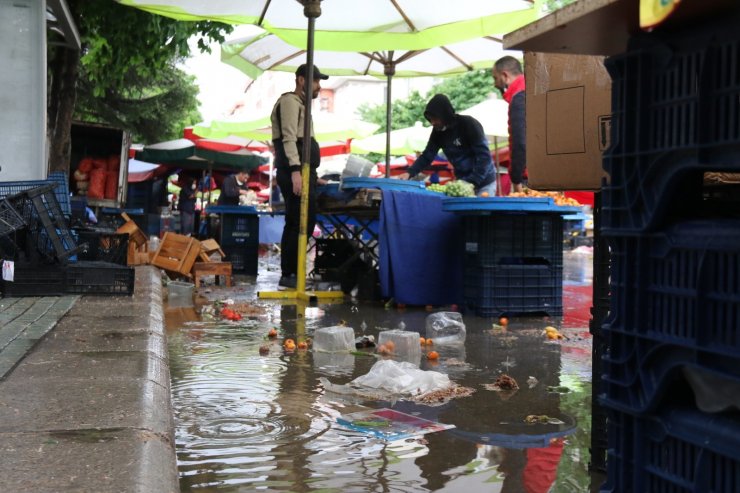 Altyapı sorunu olan caddede pazar esnafının yağmur çilesi