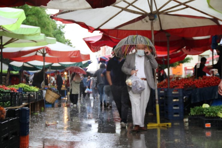 Altyapı sorunu olan caddede pazar esnafının yağmur çilesi
