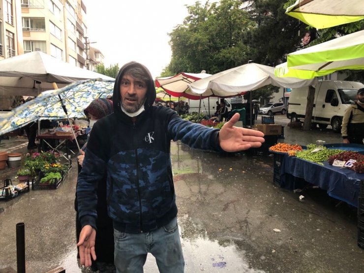 Altyapı sorunu olan caddede pazar esnafının yağmur çilesi