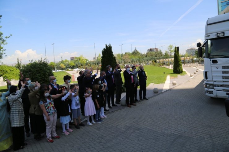 Azerbaycanlı şehit ve gazi ailelerinin çocukları için ‘Hediye Karavanı’ başkentten uğurlandı