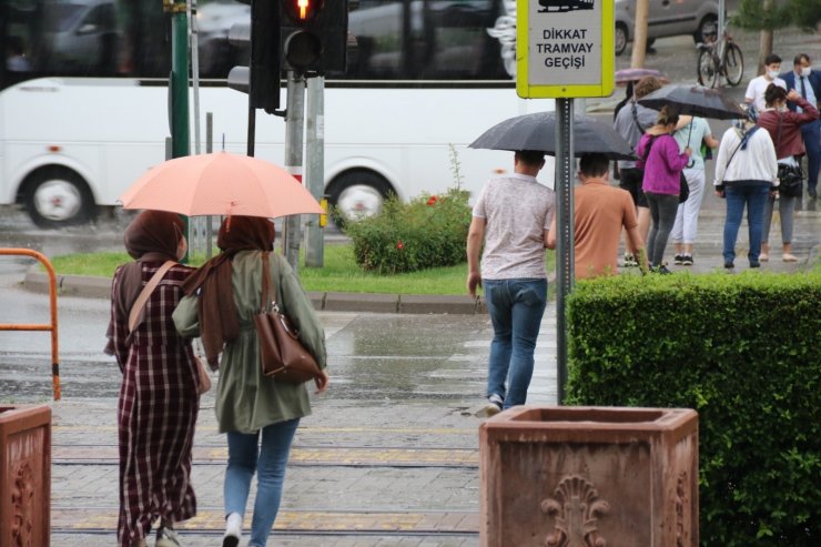 Eskişehir’de aniden başlayan sağanak yağmur hayatı felç etti