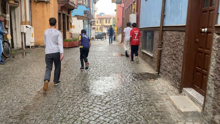 Eskişehir’de aniden başlayan sağanak yağmur hayatı felç etti