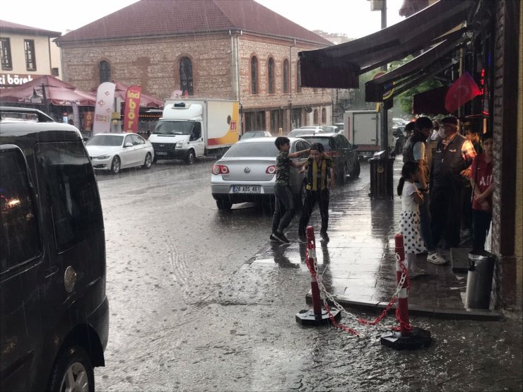 Eskişehir’de aniden başlayan sağanak yağmur hayatı felç etti