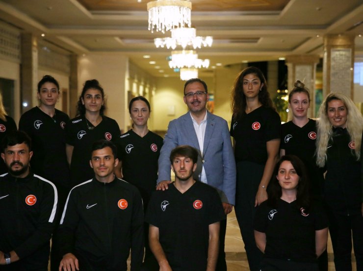 Bakan Kasapoğlu Tekvando Kadın Milli Takım kampını ziyaret etti