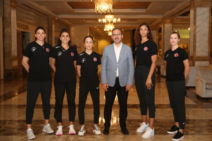 Bakan Kasapoğlu Tekvando Kadın Milli Takım kampını ziyaret etti