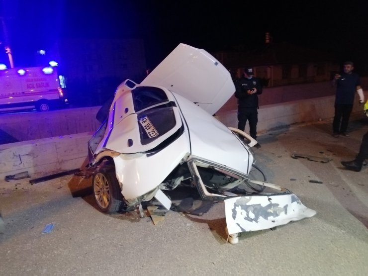 Hurdaya dönen aracın camından alt geçide düşen sürücü hayatını kaybetti