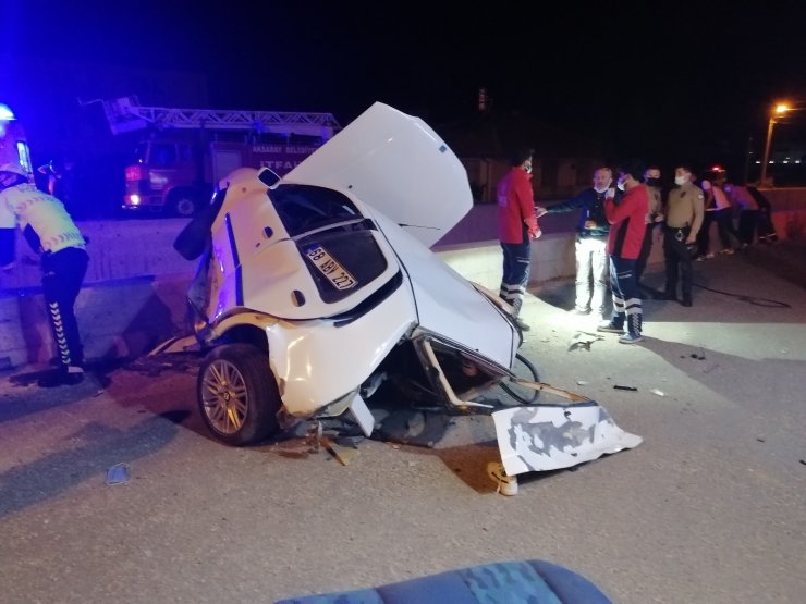 Hurdaya dönen aracın camından alt geçide düşen sürücü hayatını kaybetti