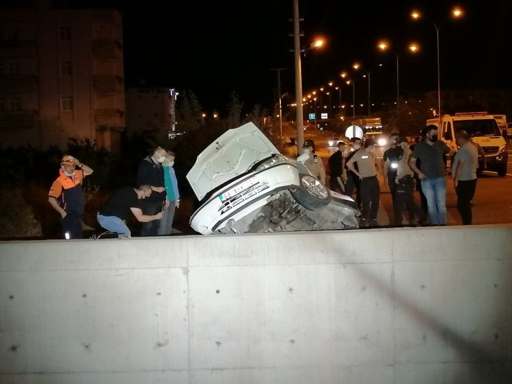 Hurdaya dönen aracın camından alt geçide düşen sürücü hayatını kaybetti