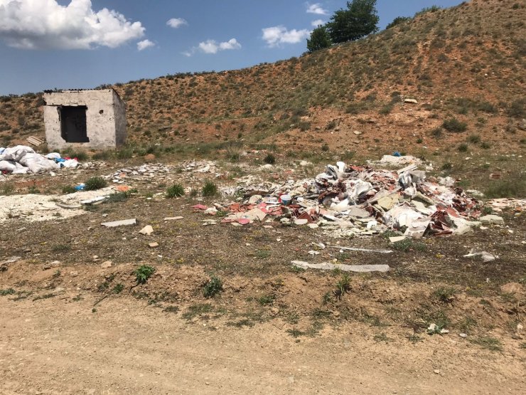 Duyarsızca atılan moloz ve inşaat atıkları görenleri hayrete düşürüyor