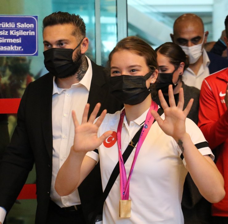 Yurda dönen dünya şampiyonu Ayşe Begüm Onbaşı, mehteranla karşılandı