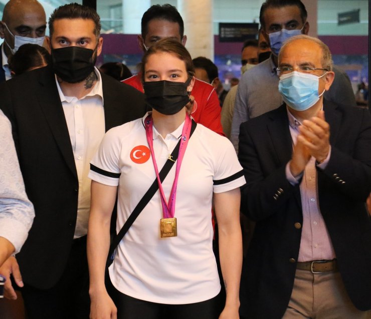 Yurda dönen dünya şampiyonu Ayşe Begüm Onbaşı, mehteranla karşılandı