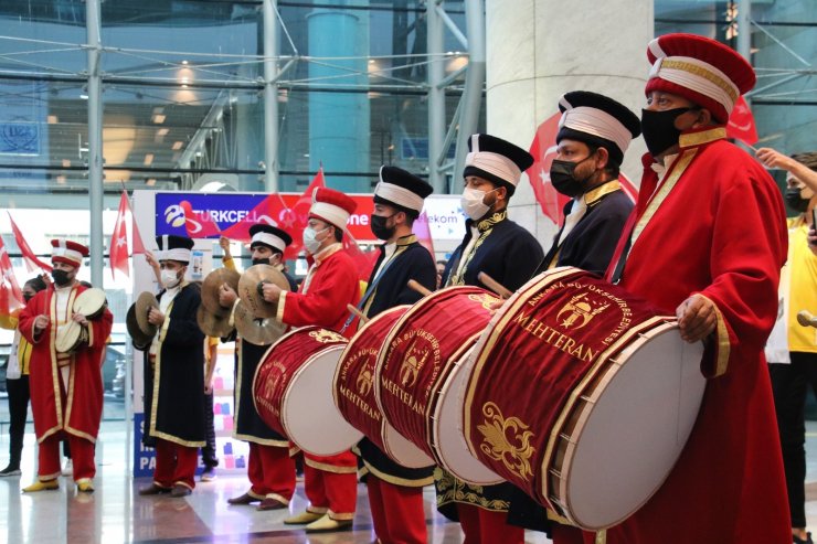 Yurda dönen dünya şampiyonu Ayşe Begüm Onbaşı, mehteranla karşılandı