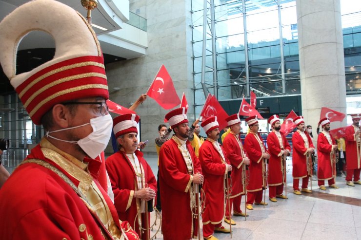 Yurda dönen dünya şampiyonu Ayşe Begüm Onbaşı, mehteranla karşılandı