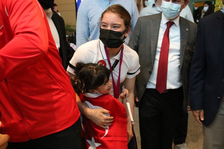 Yurda dönen dünya şampiyonu Ayşe Begüm Onbaşı, mehteranla karşılandı