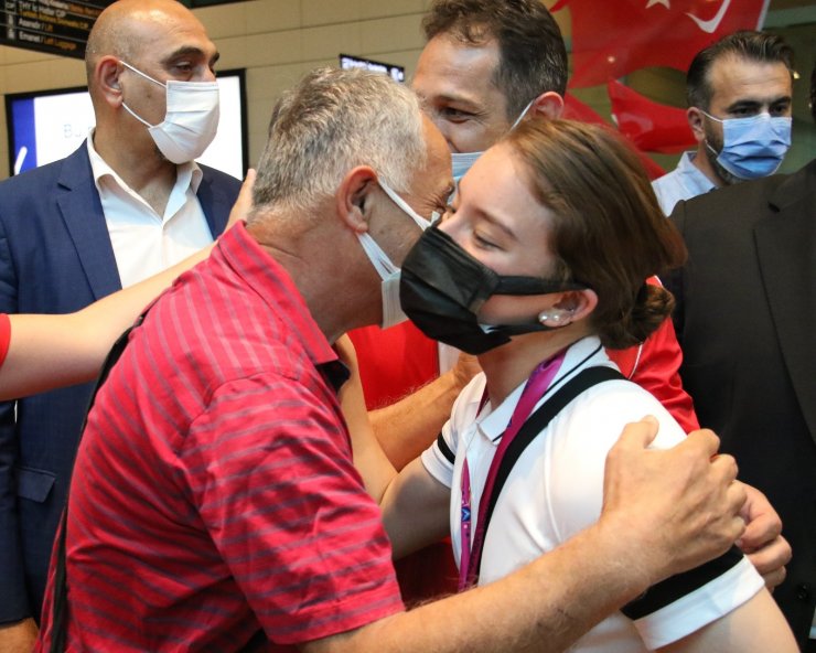 Yurda dönen dünya şampiyonu Ayşe Begüm Onbaşı, mehteranla karşılandı