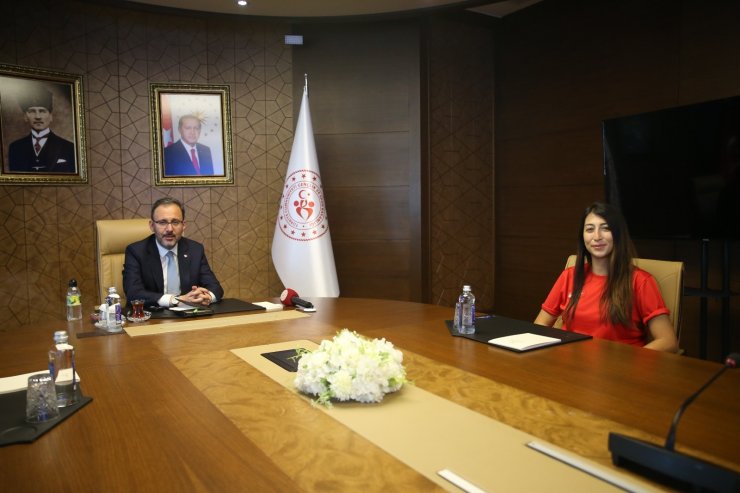 Bakan Kasapoğlu dünya rekortmeni Fatma Uruk’u kabul etti