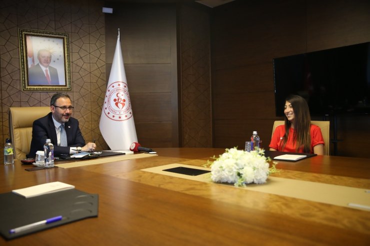 Bakan Kasapoğlu dünya rekortmeni Fatma Uruk’u kabul etti