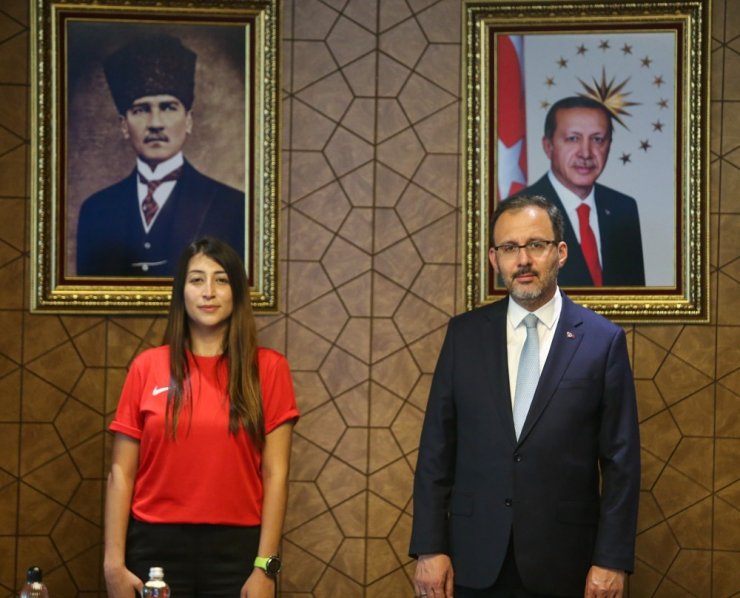 Bakan Kasapoğlu dünya rekortmeni Fatma Uruk’u kabul etti