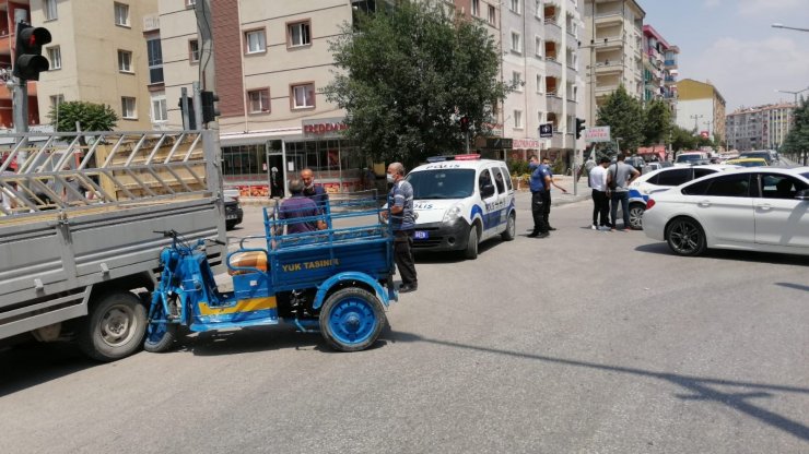 Otomobil ile üç tekerlekli motosikletin kaza anı kamerada