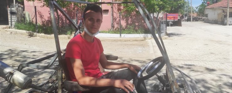 Hurdacıdan topladıkları malzemelerle kendi araçlarını yaptılar