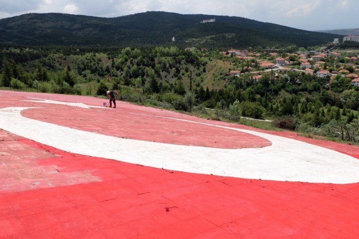 Bin 400 metrekare büyüklüğündeki Türk Bayrağını boyamak için seferber oldu
