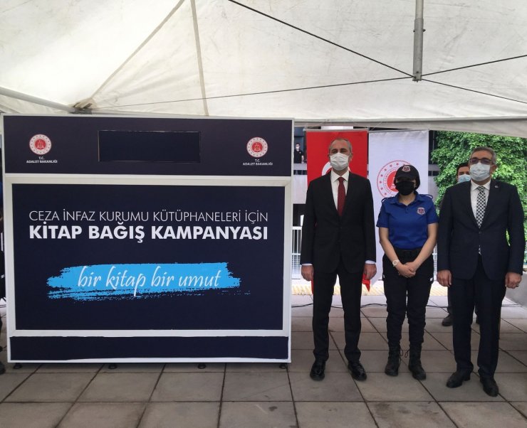 Bakan Gül, ‘Bir Kitap Bir Umut’ kampanyasındaki ilk kitap bağışını Ankara Adliyesi’nden başlattı