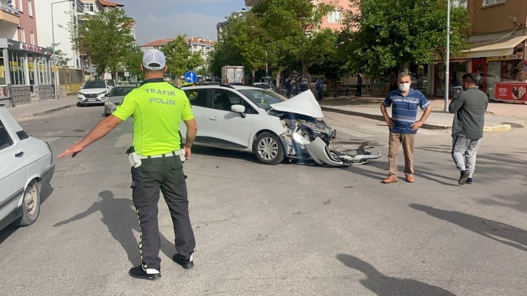 İki otomobile çarpan kamyonet kaldırımı aşıp boş araziye devrildi