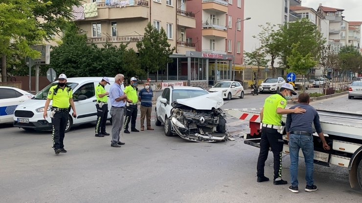 İki otomobile çarpan kamyonet kaldırımı aşıp boş araziye devrildi