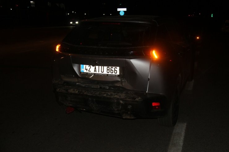 Kırmızı ışıkta bekleyen cipe otomobil çarptı: 2 yaralı