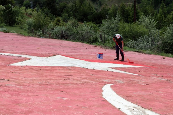 Bin 400 metrekare büyüklüğündeki Türk Bayrağını boyamak için seferber oldu