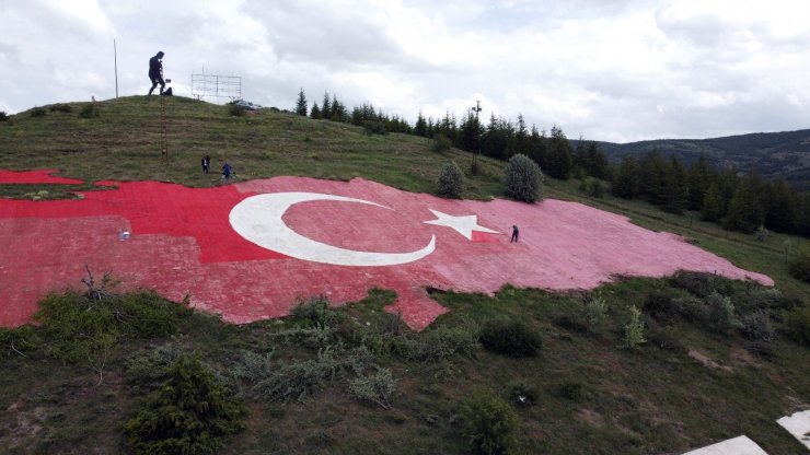 Bin 400 metrekare büyüklüğündeki Türk Bayrağını boyamak için seferber oldu