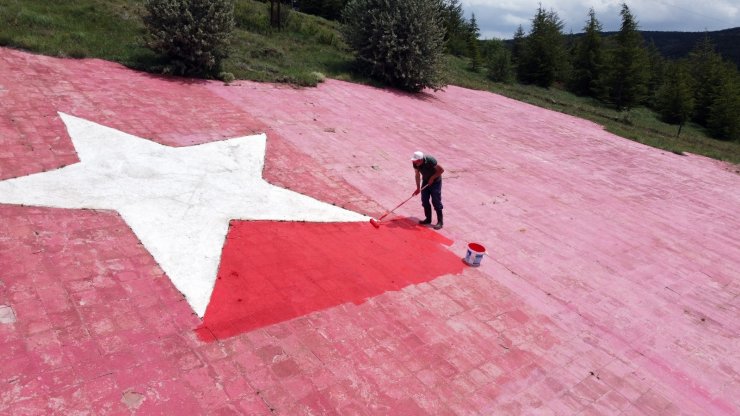 Bin 400 metrekare büyüklüğündeki Türk Bayrağını boyamak için seferber oldu