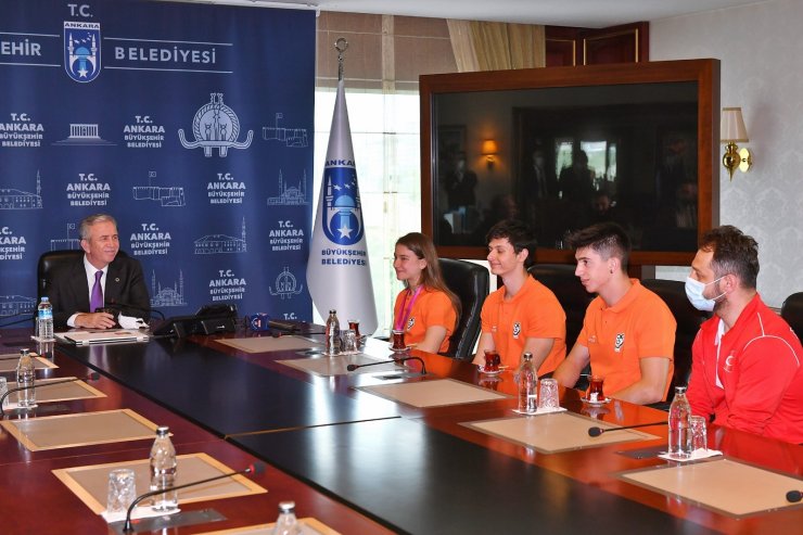 Dünya şampiyonu Ayşe Begüm Onbaşı’dan Başkan Yavaş’a ziyaret