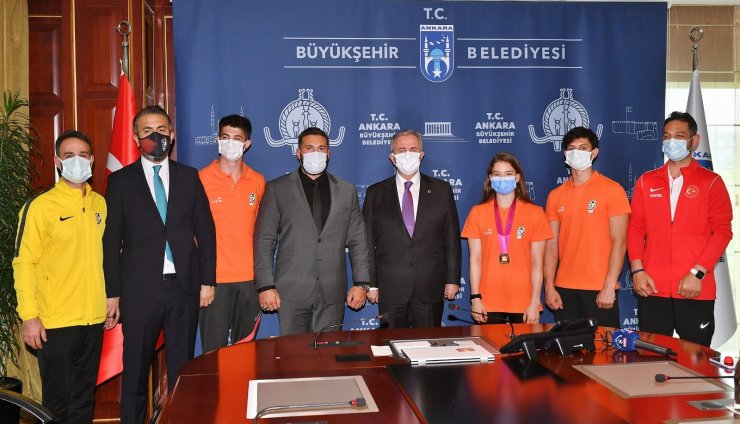 Dünya şampiyonu Ayşe Begüm Onbaşı’dan Başkan Yavaş’a ziyaret