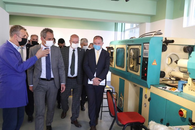 ATO Başkanı Baran, Milli Eğitim Bakan Yardımcısı Özer’le birlikte Gazi Mesleki ve Teknik Anadolu Lisesi’ni ziyaret etti