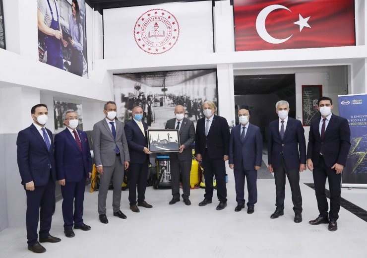 ATO Başkanı Baran, Milli Eğitim Bakan Yardımcısı Özer’le birlikte Gazi Mesleki ve Teknik Anadolu Lisesi’ni ziyaret etti